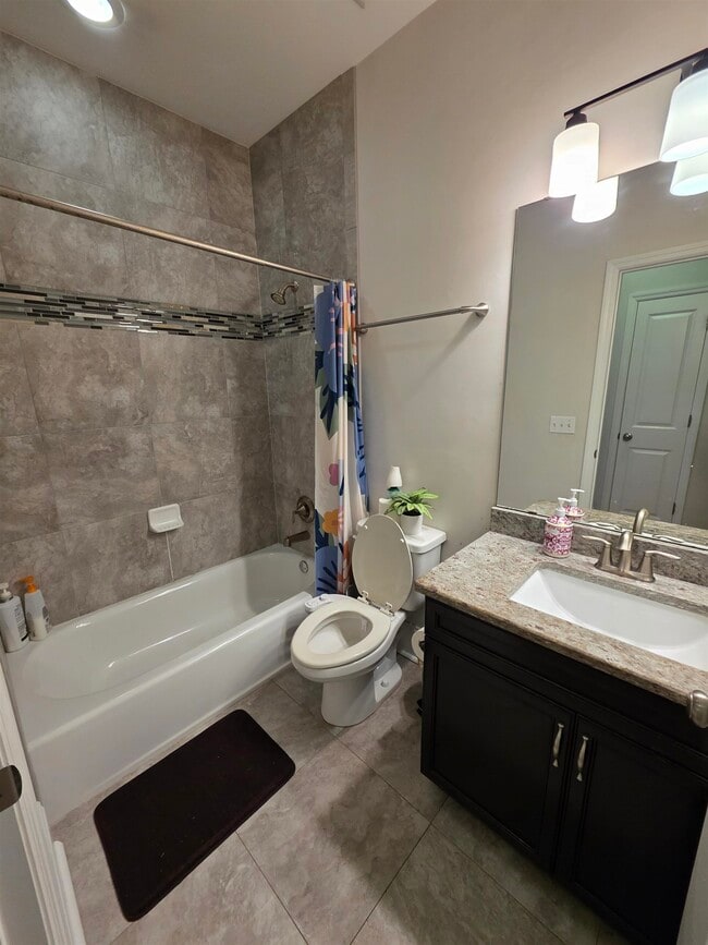 Building Photo - 2521 Lantana Ln