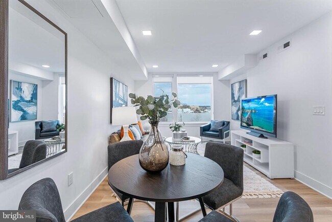 Building Photo - 701 N Henry St