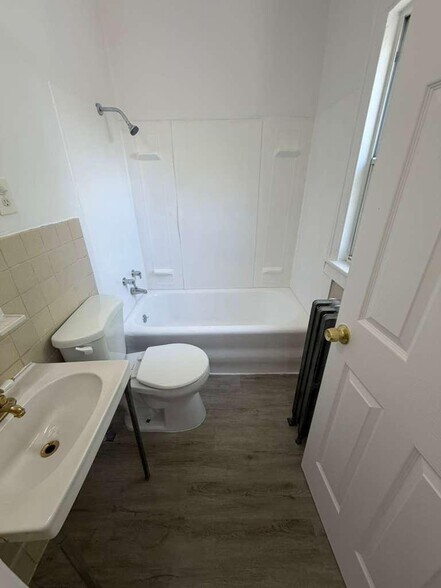 Building Photo - 8302 Lake Ave