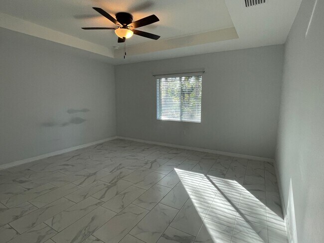 Building Photo - **SHOWS LIKE NEW!**