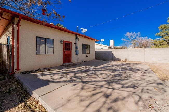 Building Photo - 624 Adams St NE