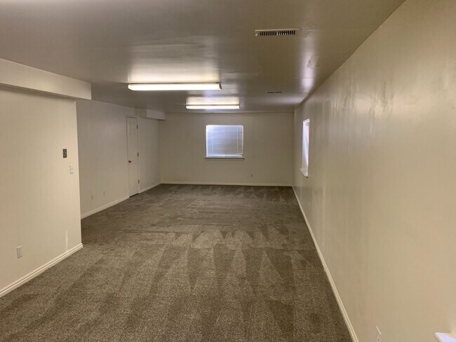 Building Photo - Lovely twinhome for rent.