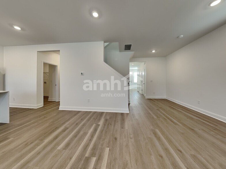 Building Photo - 622 Old Trolley Rd