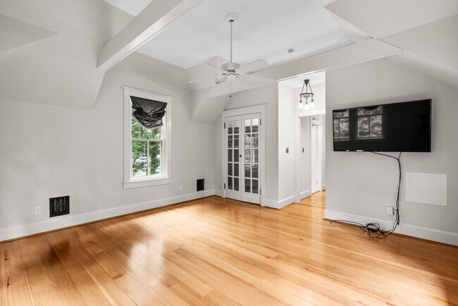 Building Photo - 4 Bed 3.5 bath - Kensington Victorian - Mo...