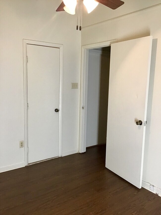 Building Photo - Beautiful 3 Bedroom Apartment. Great place...