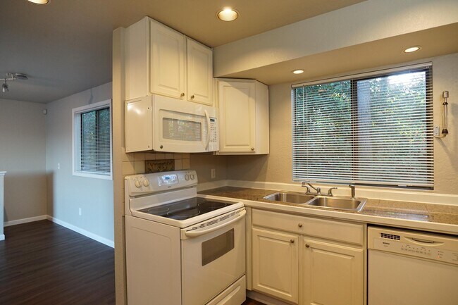 Building Photo - 25046 Lake Fenwick Rd