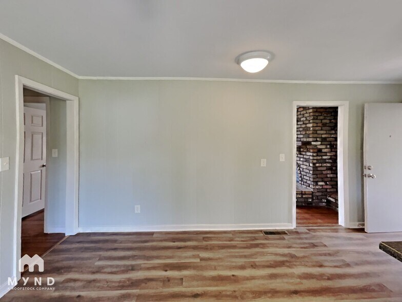 Building Photo - 877 Twin Lake Dr NE
