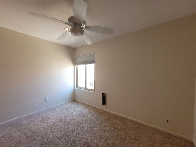 Building Photo - Beautiful Second Floor Condo in Great Area!