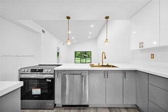 Building Photo - 453 Lakeview Dr