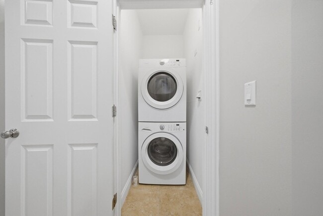 Building Photo - 4742 N Sawyer Ave