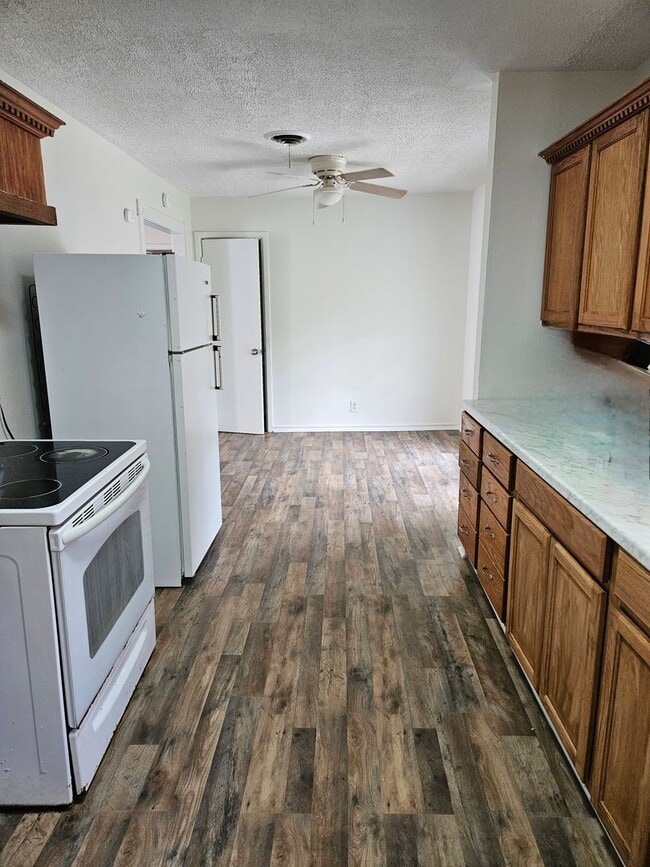 Building Photo - 3 BEDROOM AVAILABLE NOW!