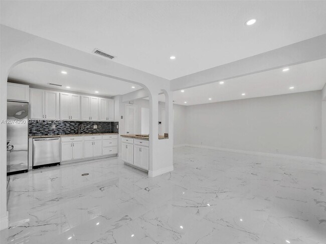 Building Photo - 10251 NW 39th Ct