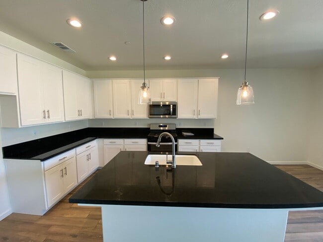 Building Photo - Gorgeous NEWER home between Tulare and Vis...