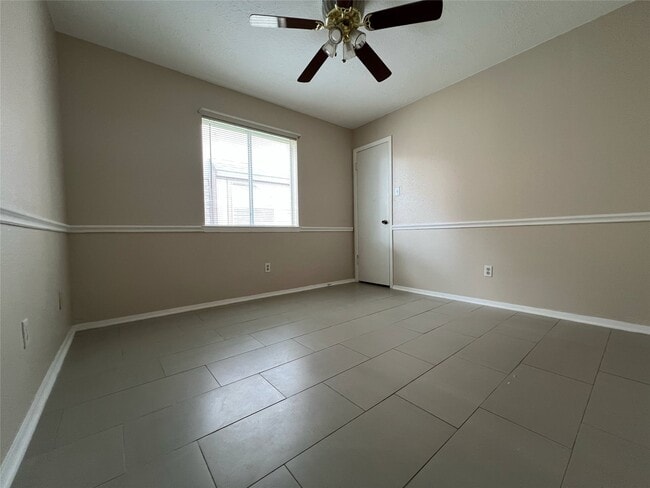 Building Photo - 2134 Collingsfield Dr