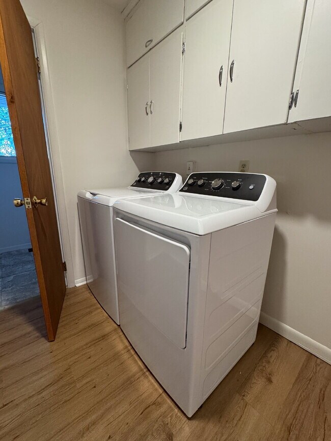 Building Photo - Freshly Updated 4-Bed Retreat Centrally Located in Bellingham