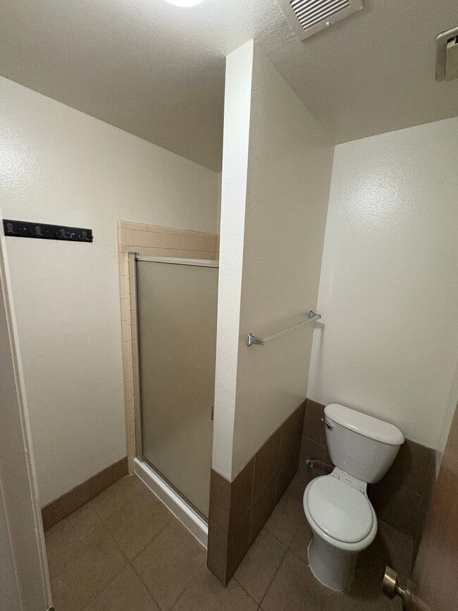 Building Photo - Move in ready apartment available now!