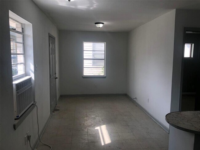 Building Photo - 404 James