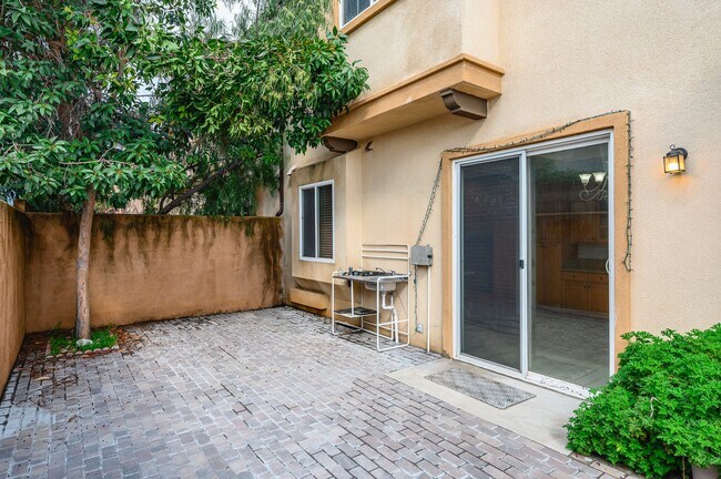 Building Photo - Three bedroom condo for lease in Arcadia