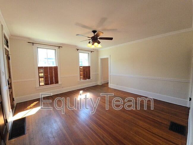 Building Photo - 137 S F St