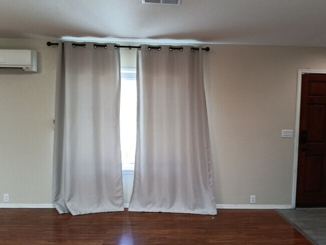 Building Photo - 3 Bedroom, 2 Bathroom Home! Schedule a Showing!