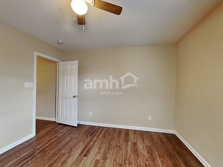 Building Photo - 10741 Glenluce Ave