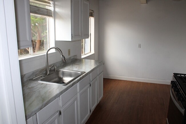 Building Photo - 3 bed 1 bath home
