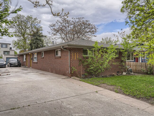 Primary Photo - Cozy 3 Bed in the Highlands COMING SOON!!!!