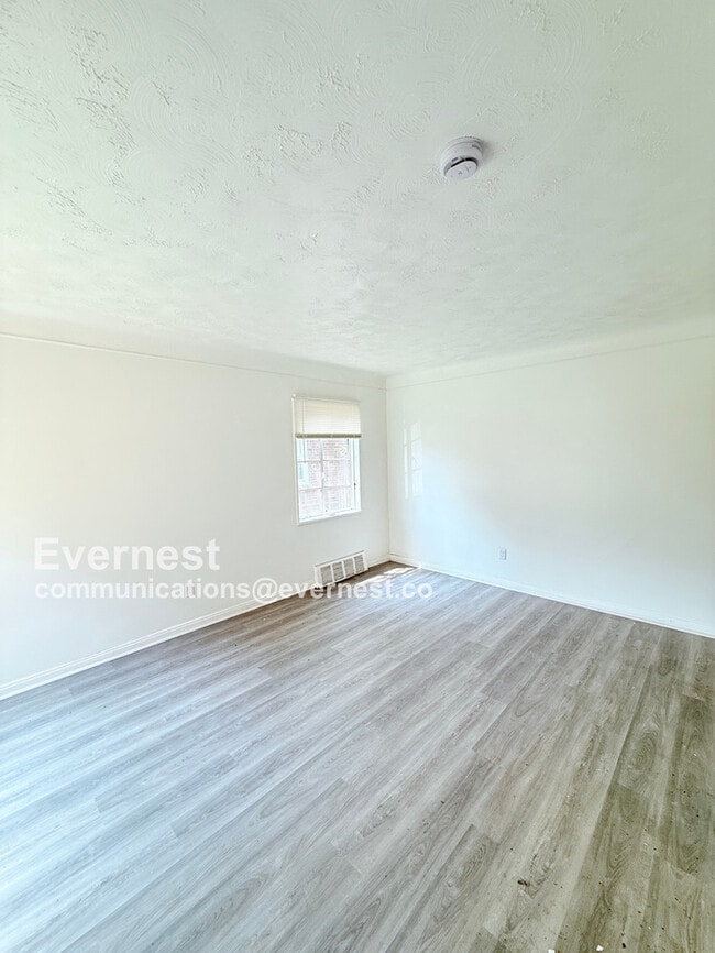 Building Photo - 20527 Rosemont Ave