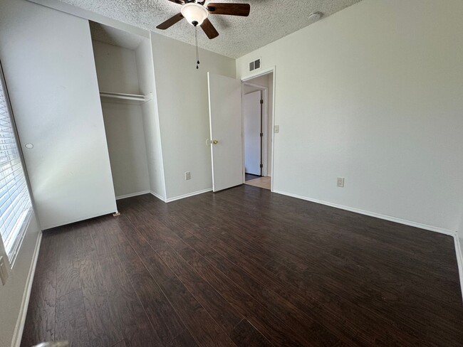 Building Photo - Recently renovated 3 bedroom, 2 bath unit ...