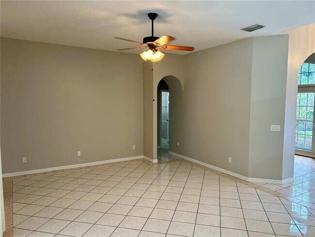Building Photo - 10433 Lake Hill Dr