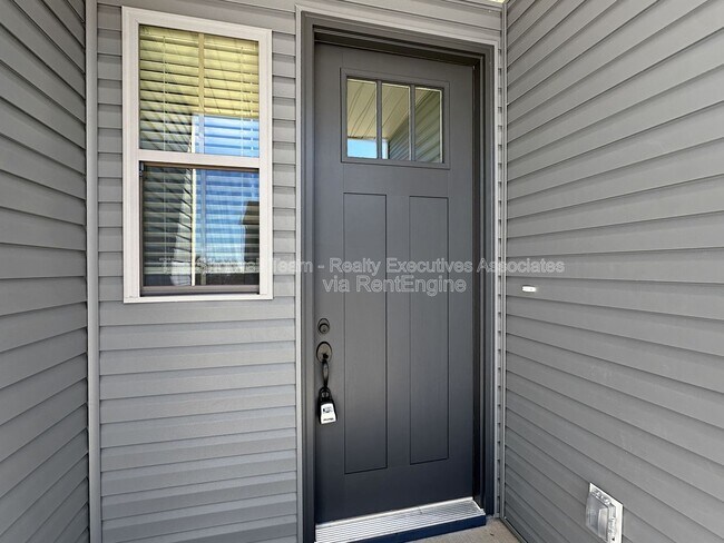 Building Photo - 1724 Bennett Vlg Dr