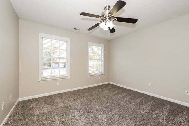 Building Photo - 105 Walton Trce S