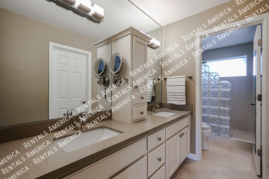 Building Photo - 8653 E Royal Palm Rd