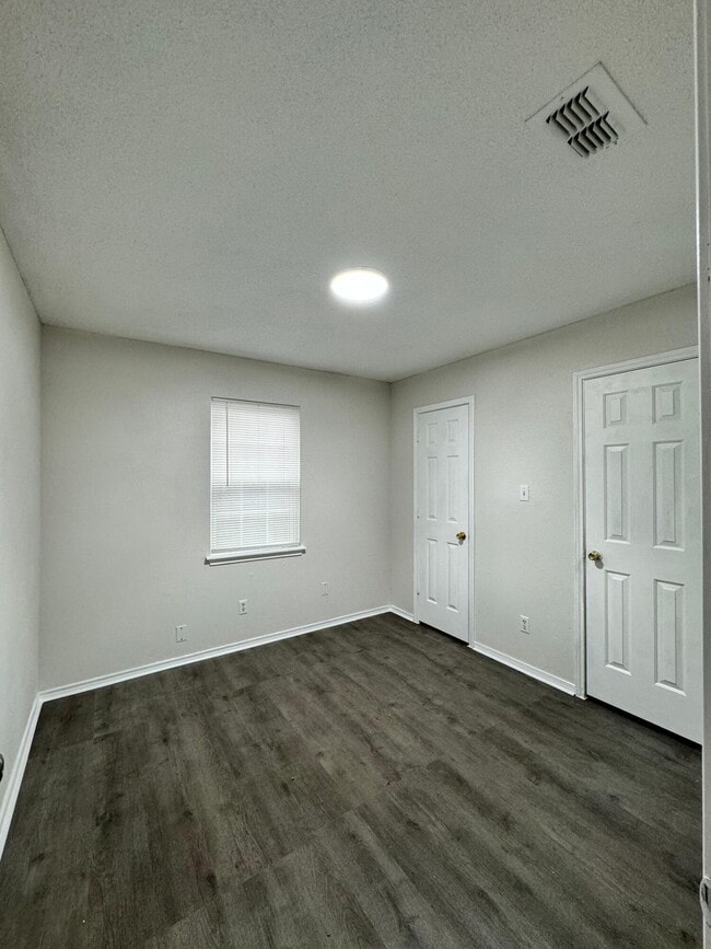 Building Photo - 4411-2 Kemper St