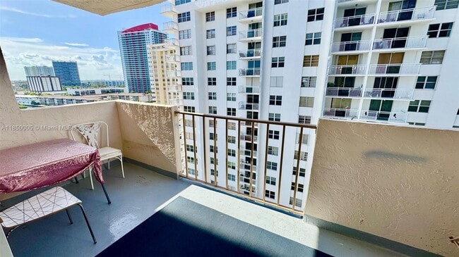 Building Photo - 1865 S Ocean Dr