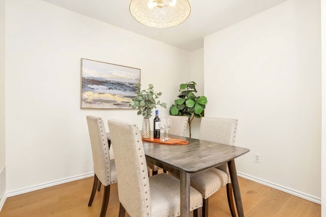 Building Photo - Must-see property that still feels brand new