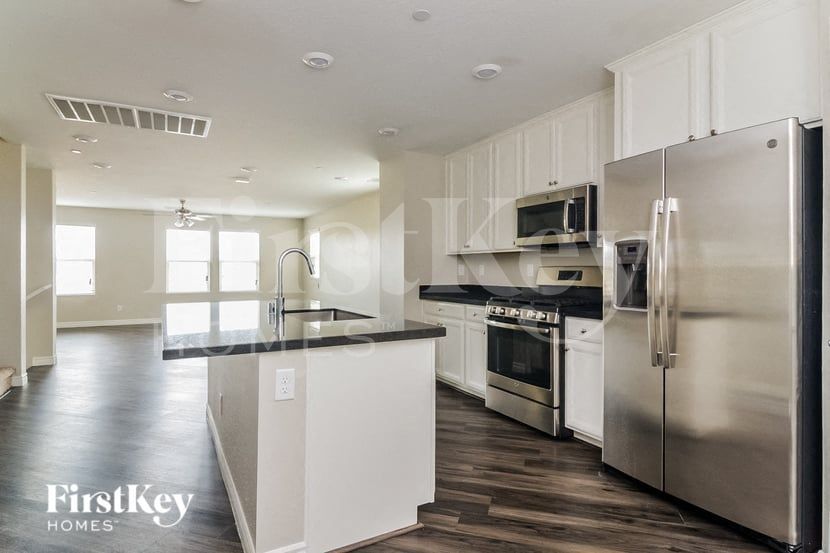 Building Photo - 803 N Water St