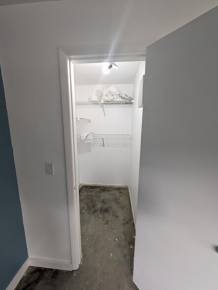 Closet - 5039 Village Gardens Dr