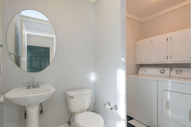 Building Photo - Great Location! 2 bedroom, 2.5 Bathroom To...