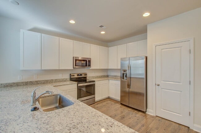 Building Photo - 7821 Montview Rd