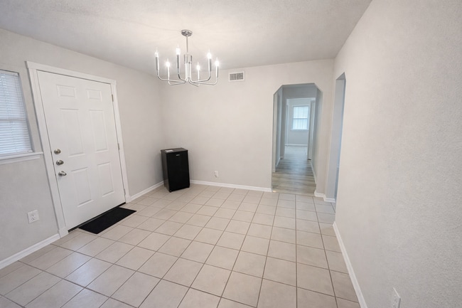 Building Photo - 2409 Stonegate St