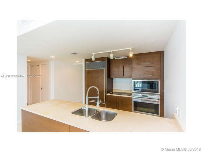 Building Photo - 475 Brickell Ave