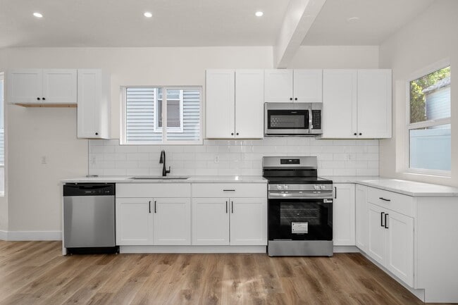 Building Photo - New Updated 3 Bed 2 Bath Lower South Hill Home!