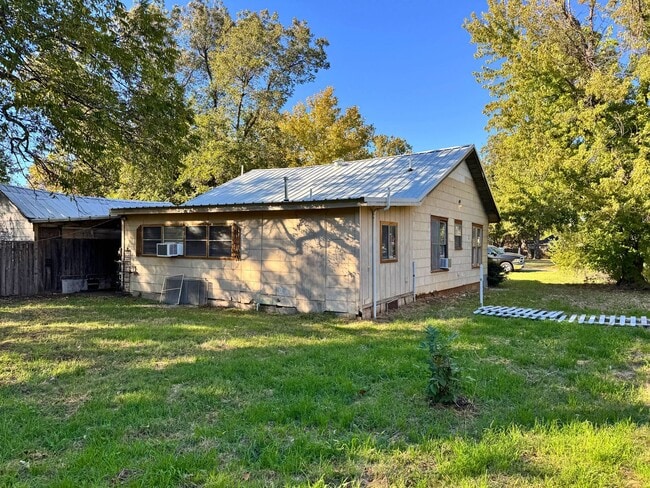 Building Photo - Quiet, 2 Bed 1 Bath Home In Burkburnett