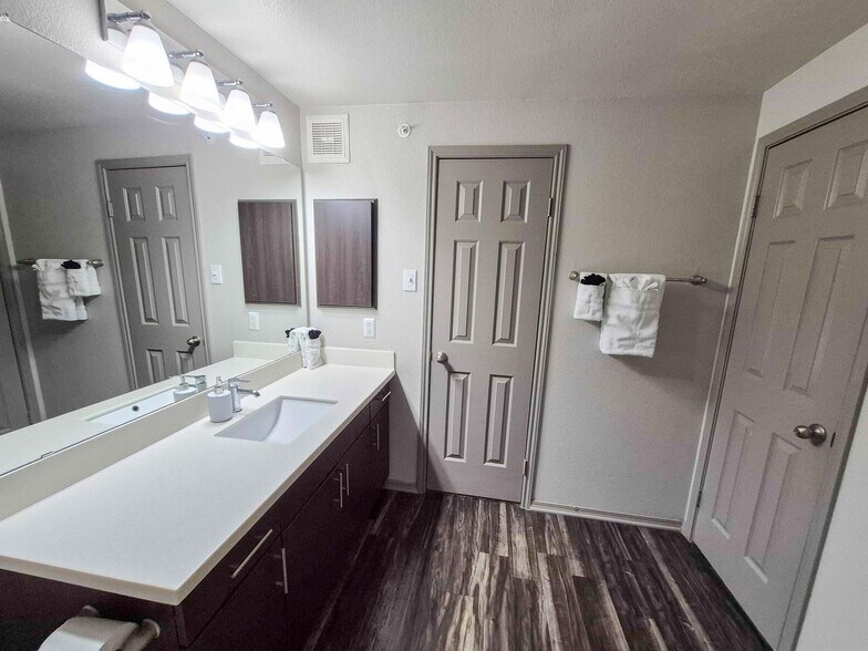 Building Photo - 12100 Metric Blvd