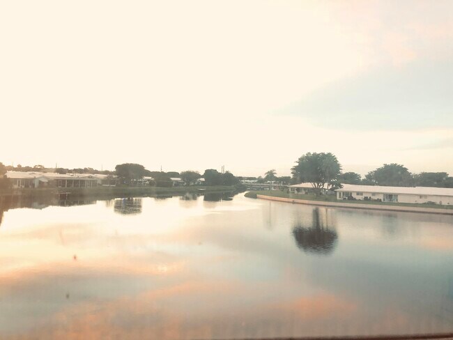 Building Photo - 1112 Lake Terrace