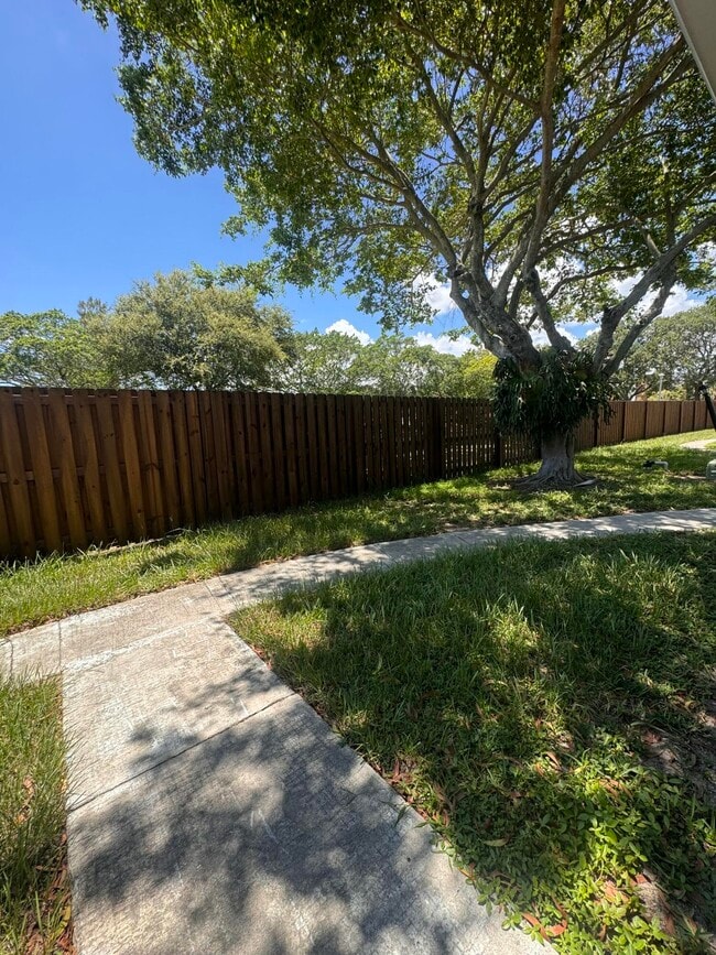 Building Photo - 717 Tiffany Dr W