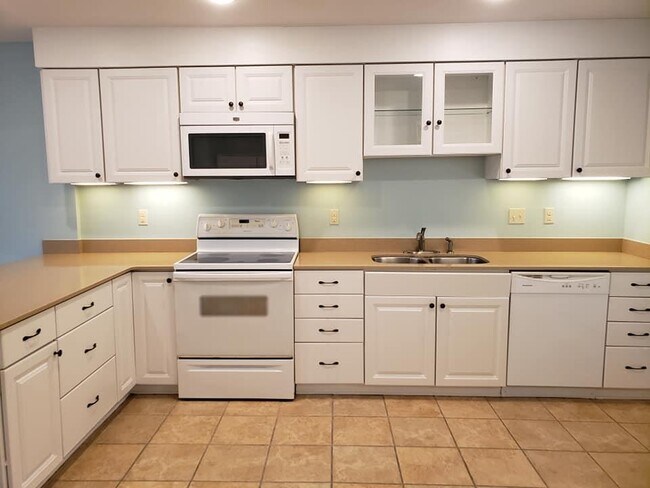 Building Photo - 2002 Voltaire Dr