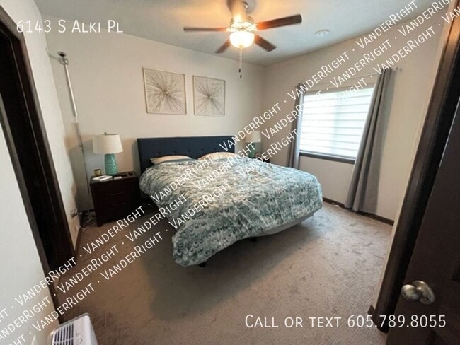 Building Photo - 6143 S Alki Pl