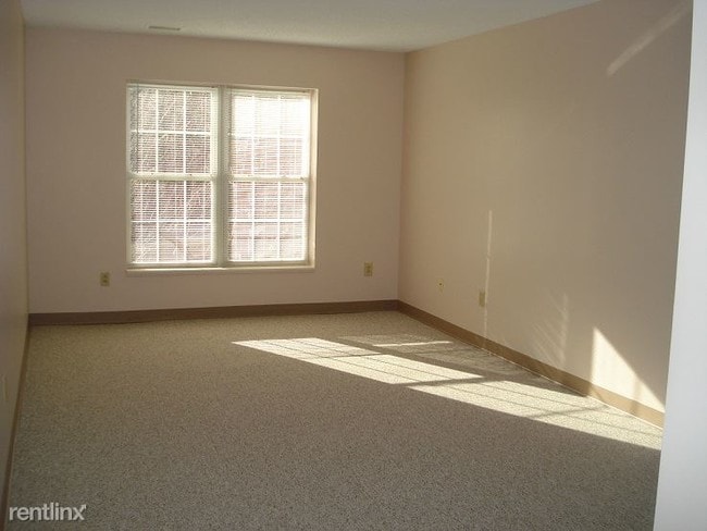 Building Photo - 305 Oak Springs Dr